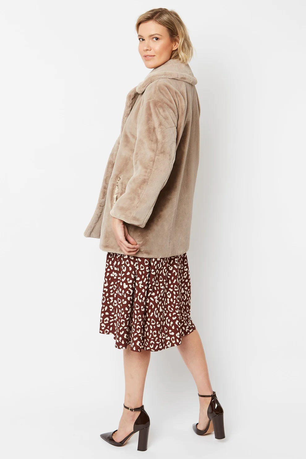 Mokkafarbener Midi-Mantel aus Kunstpelz