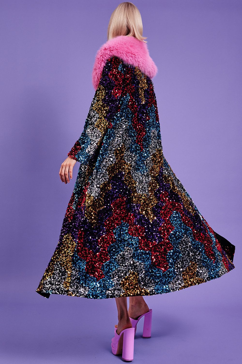 Schwarzer Samt-Trenchcoat mit Pailletten und rosa Kunstpelzkragen