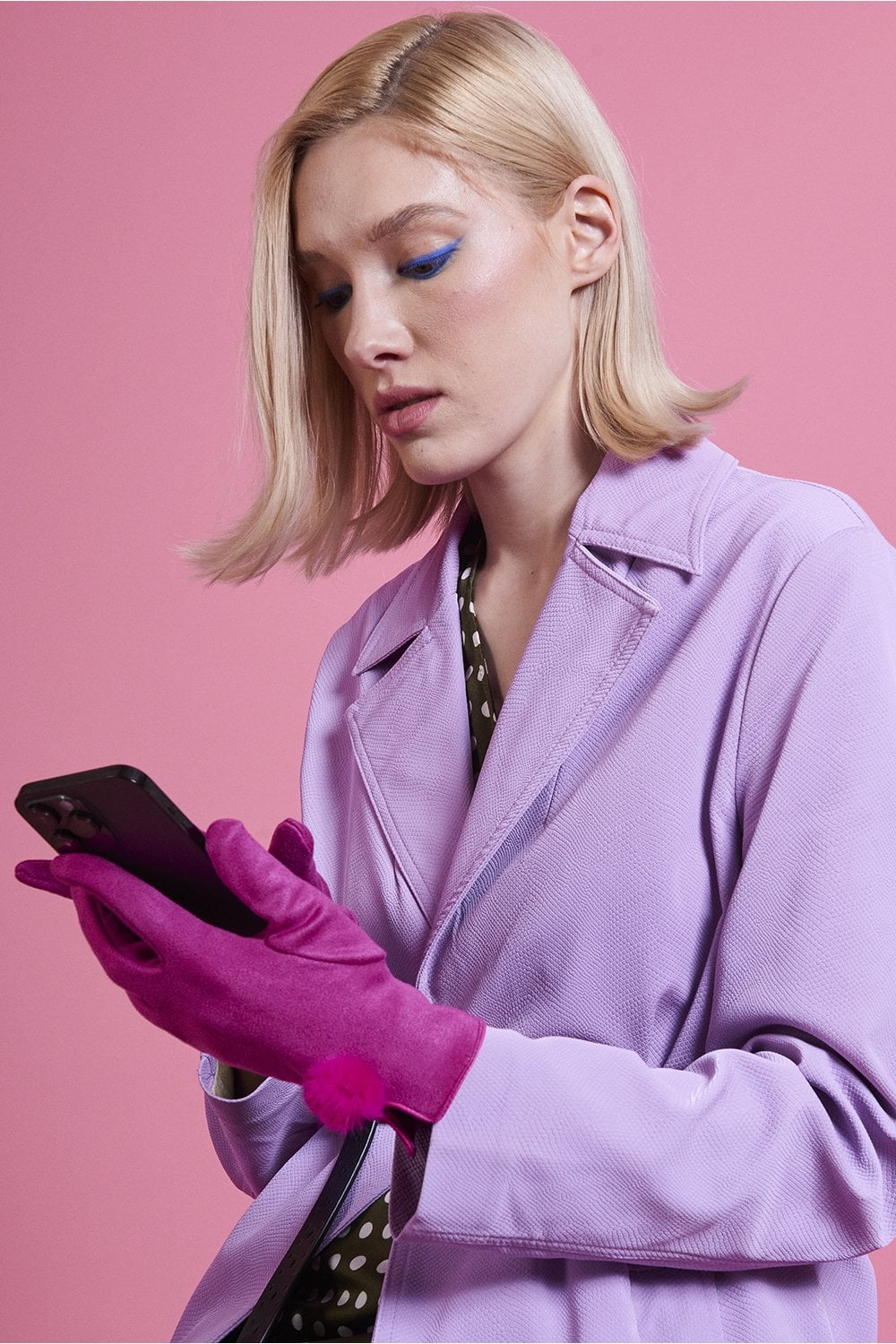 Rosa Kunstwildlederhandschuhe mit Kunstfellbommel